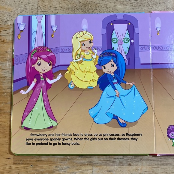 Strawberry Shortcake Best Friends Forever Board book - Picture 3 of 3
